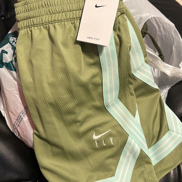 Nike Dri-FIT Fly Crossover Big Kids' (Girls') Basketball Shorts NWT - Picture 2 of 3